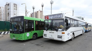 В Саратове приставы арестовывают 12 маршрутных автобусов на глазах у горожан