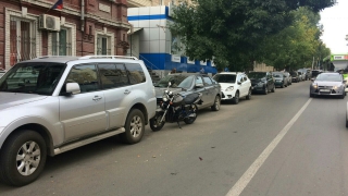 На Чапаева мотоциклист столкнулся с четырьмя автомобилями