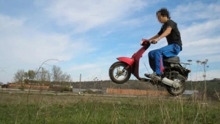 Двое несовершеннолетних «байкеров» столкнулись в Новоузенске Двое несовершеннолетних «байкеров» столкнулись в Новоузенске