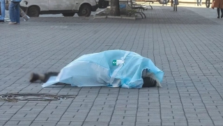 В Саратове напротив ТЮЗа обнаружили тело женщины В Саратове напротив ТЮЗа обнаружили тело женщины