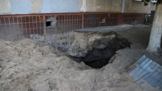 «Портал в ад» в Саратове ликвидируют сотнями тонн песка