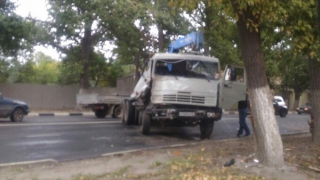 Попавший в аварию «КамАЗ»-манипулятор перегородил улицу Шехурдина