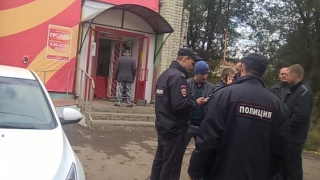 В Саратовском районе неизвестные пытались выдернуть из магазина банкомат