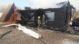 На Сазанке на турбазе сгорели 8 домиков