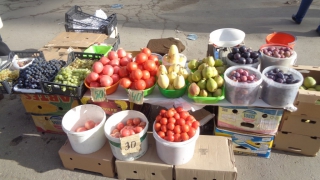 На 3-й Дачной полицейские согнали торговцев у трамвайных путей На 3-й Дачной полицейские согнали торговцев у трамвайных путей