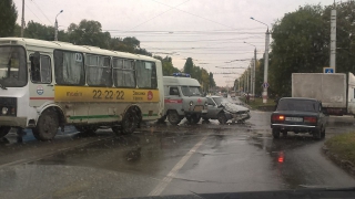 В Балакове столкнулись рейсовый автобус и «ВАЗ»