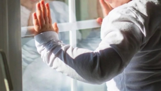 Жительницу Энгельса посадили за гибель упавшей из окна девочки Жительницу Энгельса посадили за гибель упавшей из окна девочки