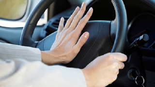 В центре Саратова автоледи на «Фольксвагене» сбила женщину В центре Саратова автоледи на «Фольксвагене» сбила женщину