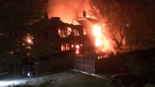 В Заводском районе загоревшийся 2-этажный дом тушили несколько часов