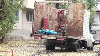 В Саратове на детской площадке неизвестные срезали карусели В Саратове на детской площадке неизвестные срезали карусели