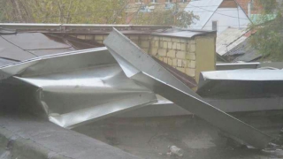 Сорванные ветром с крыши банка металлические листы угрожают саратовцам