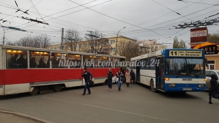 В центре Саратова столкнулись трамвай и автобус маршрутов с одинаковыми номерами