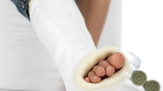 В Ртищеве школьник повредил ногу на физкультуре. Оштрафован директор В Ртищеве школьник повредил ногу на физкультуре. Оштрафован директор