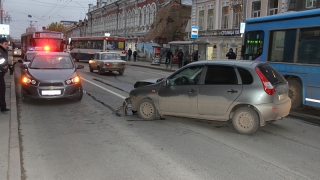 На Московской из-за аварии с двумя легковушками парализовано движение автобусов