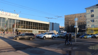 Освобожденную от «урбанистики» Привокзальную площадь Саратова начали захватывать автомобили