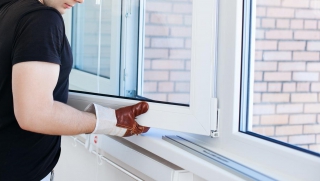 Водителя такси задержали за мошенничество с установкой окон Водителя такси задержали за мошенничество с установкой окон