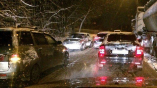 Снегопад в Саратове. Город встал в 9-балльных пробках