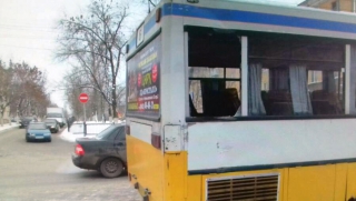 В Саратове юная пассажирка автобуса пострадала из-за наезда на светофор