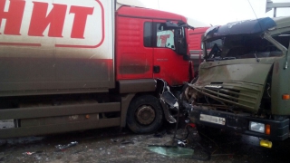 Очевидцы: В Балаковском районе столкнулись 7 грузовиков и внедорожник