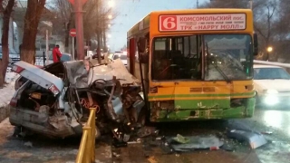 На Стрелке водитель легковушки погиб при столкновении с автобусом