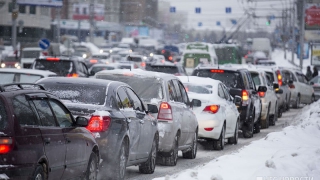 В Саратове столкновение автобуса и легковушки привело к затору В Саратове столкновение автобуса и легковушки привело к затору