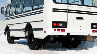Саратовский автобус без водителя сбил пешехода на кладбище и протаранил «Ягуар»