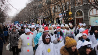 В субботу центр Саратова перекроют из-за шествия снеговиков В субботу центр Саратова перекроют из-за шествия снеговиков