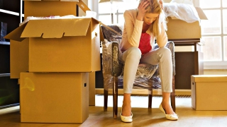 Жительница Энгельса с помощью приставов выселила из дома свою дочь Жительница Энгельса с помощью приставов выселила из дома свою дочь