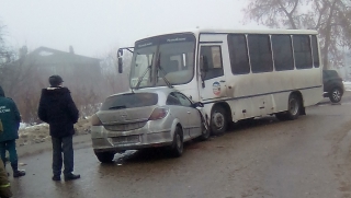 В Балакове произошло лобовое столкновение автобуса и «Опеля»