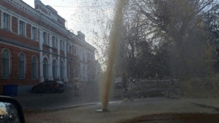 В мэрии Саратова назвали причину появления «ржавого фонтана» у Театральной площади В мэрии Саратова назвали причину появления «ржавого фонтана» у Театральной площади