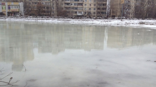 В спальном районе Саратова обнаружили замерзшее озеро В спальном районе Саратова обнаружили замерзшее озеро