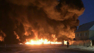ЧП под Саратовом. Пожарные потушили 4 дома, горящих из-за разлива нефтепродуктов. Видео