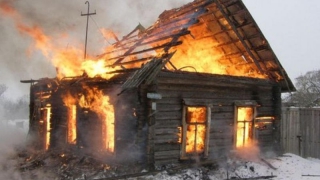 В Новоузенском районе из горящего дома спасли женщину. Мужчина погиб