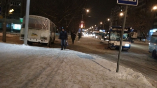 В Саратове утром столкнулись два автобуса и создали пробку