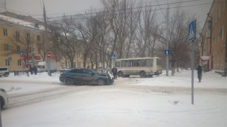 В Саратове автобус от столкновения с легковушкой развернуло поперек дороги