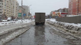 Залитый водой участок улицы Тархова закрыли на сутки