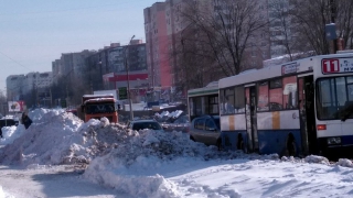 На Тархова пешеходы толкали застрявший автобус