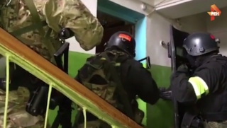 Задержание подозреваемых в нападении на полицейского в Саратове сняли на видео