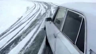 Под Калининском «шестерка» съехала в левый кювет и перевернулась Под Калининском «шестерка» съехала в левый кювет и перевернулась