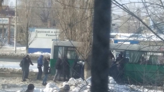 Саратовцы выталкивали застрявший автобус