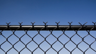 В Энгельсском районе турбазу «Ассамблея» заставили снести забор у Волги