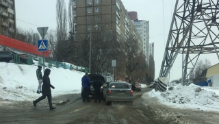 Проезд на улицу Танкистов заблокирован из-за мелкого ДТП