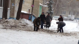 В Саратове жильцы сами расчистили двор ото льда
