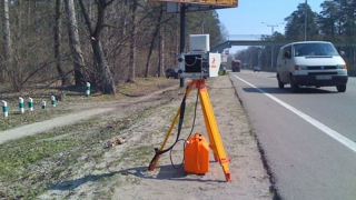 В Энгельсе автолюбитель сбросил на землю камеру фотовидеофиксации за 183 тысячи рублей В Энгельсе автолюбитель сбросил на землю камеру фотовидеофиксации за 183 тысячи рублей