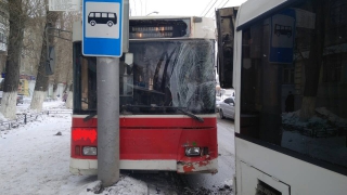 Два человека пострадали в ДТП с участием автобуса и троллейбуса у «Оранжевого»