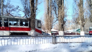 В Саратове пассажирам трамвая пришлось толкать застрявший на рельсах «Форд»