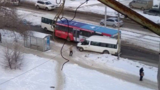 В Саратове из-за столкнувшихся автобусов перестали ходить трамваи и поменялось два маршрута