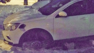 В Саратове владельцы машин «Лада Веста» жалуются на вандалов-похитителей колес