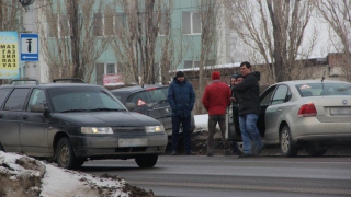  На Московском шоссе две иномарки перекрыли движение транспорта
