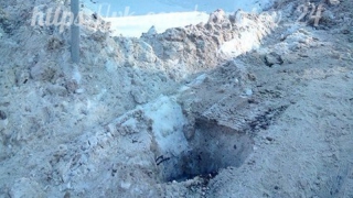 В Саратове прохожие перебираются через заваленную снегом «зебру» с открытым люком